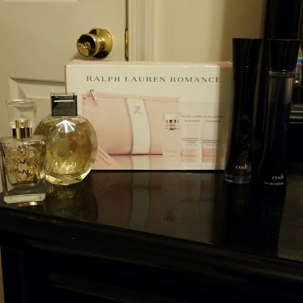 Perfumes and perfume travel set